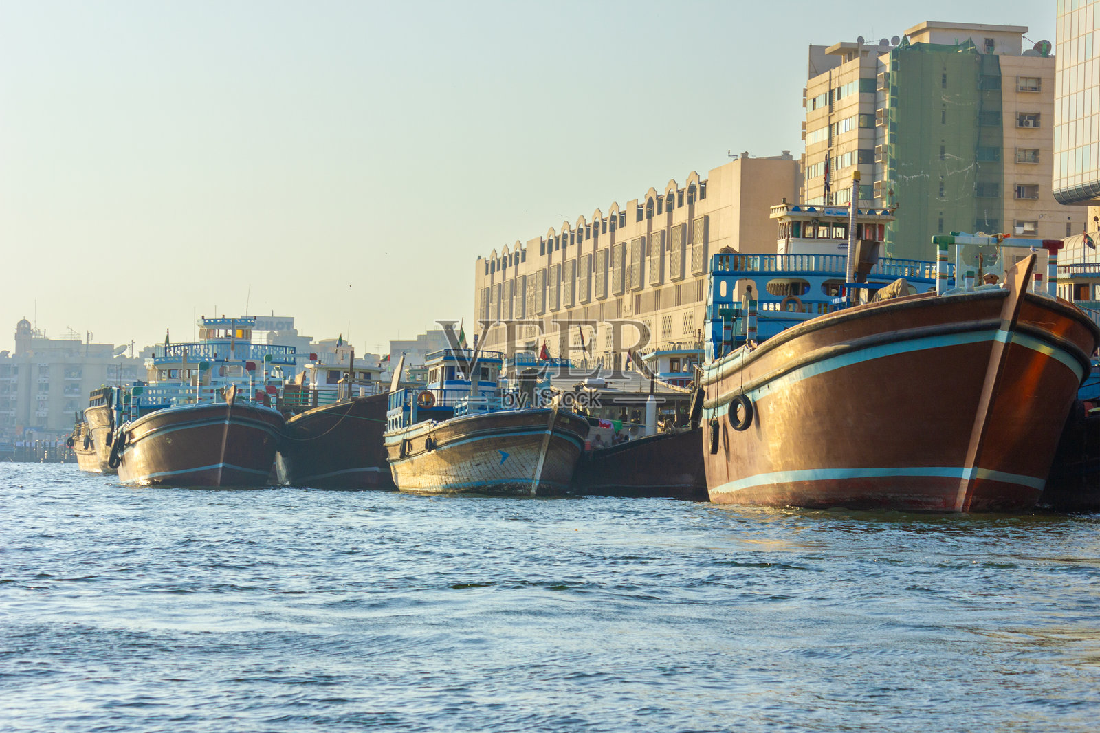 阿联酋迪拜湾溪上的船只照片摄影图片