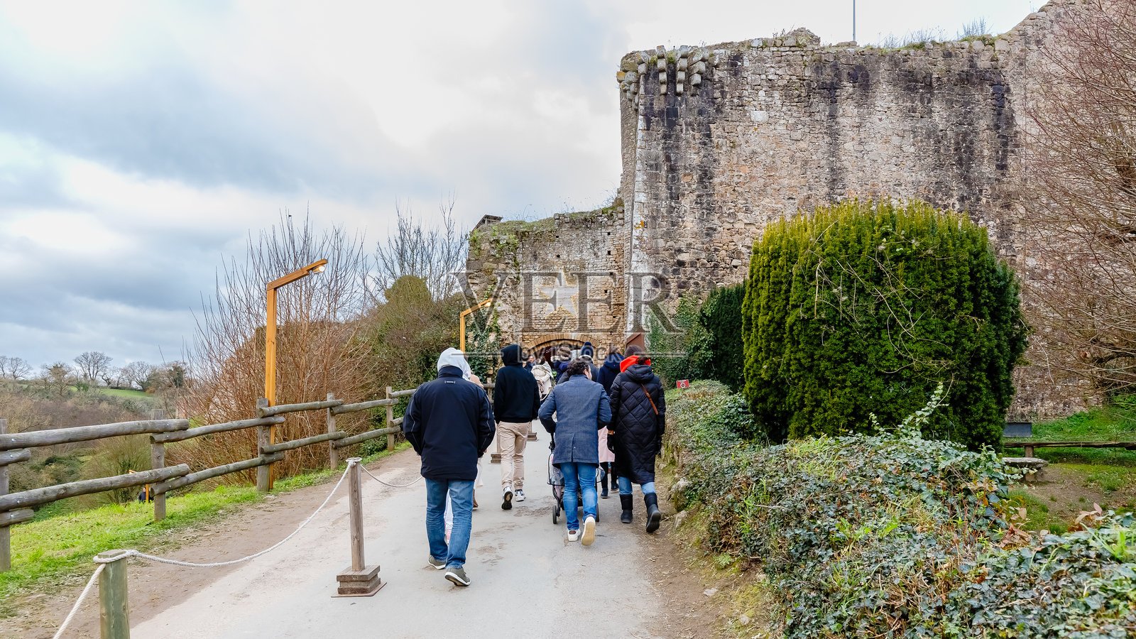 法国旺代省蒂法日的圣诞市场街道氛围与建筑照片摄影图片