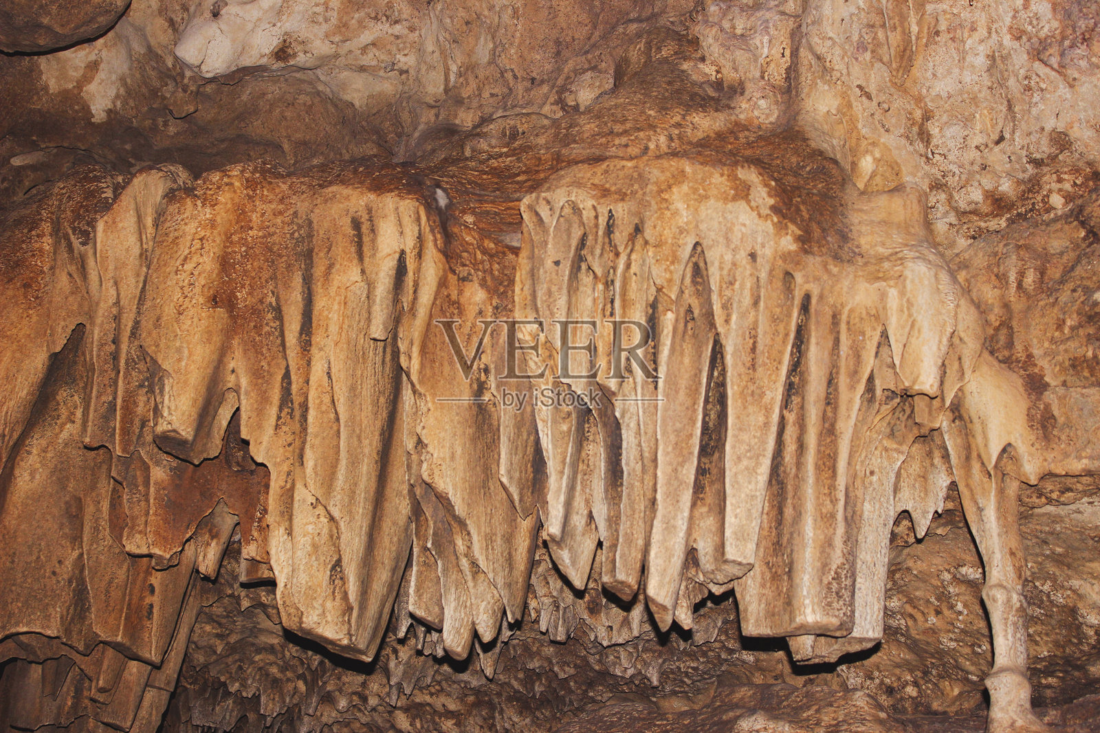 自然石灰岩洞穴，钟乳石和石笋形成照片摄影图片