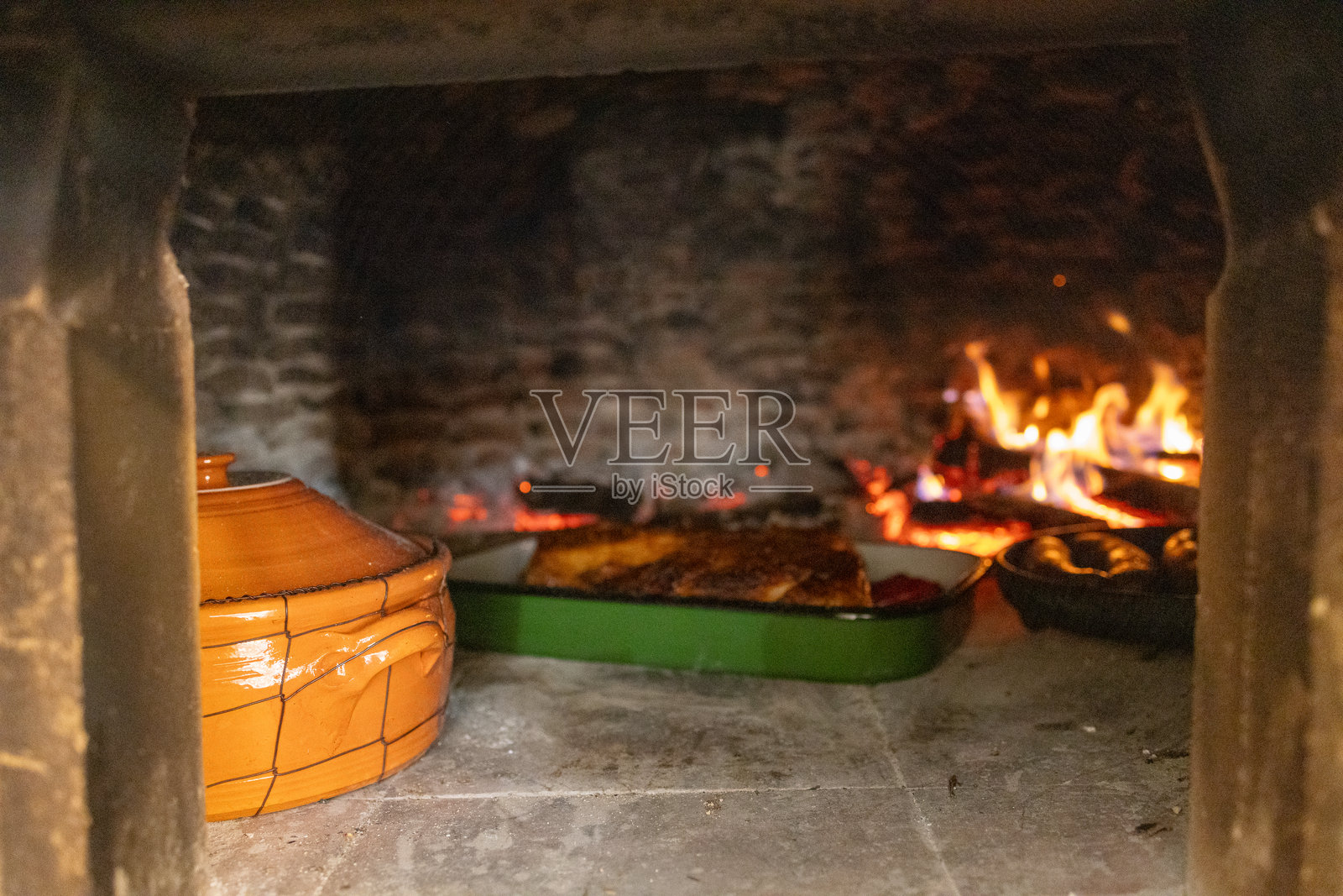 传统陶土锅在乡村木火炉中烹饪照片摄影图片