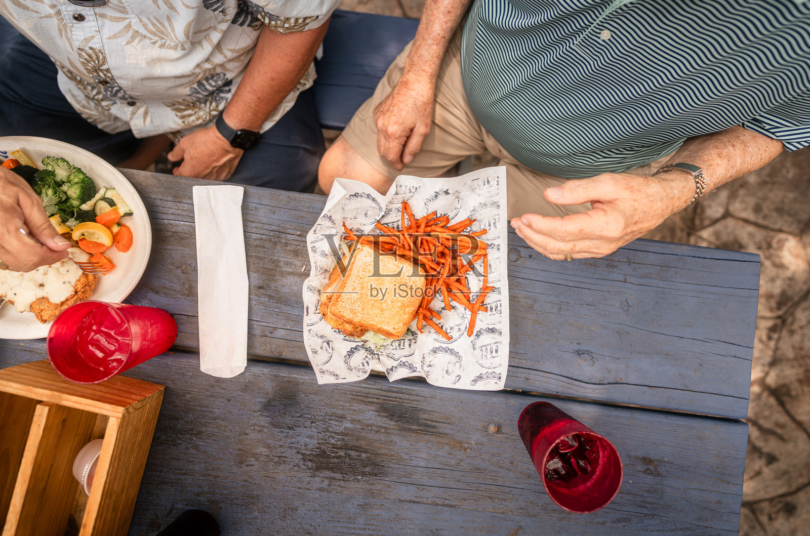 一群老年男性在餐厅享受户外用餐时光照片摄影图片