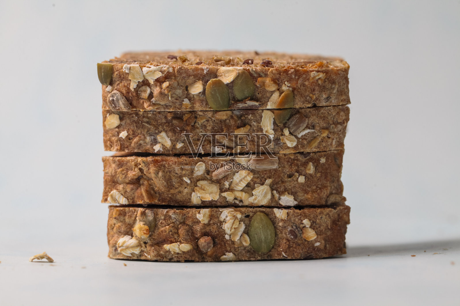 整齐堆放在浅色背景上的脆燕麦棒，适合零食享用照片摄影图片