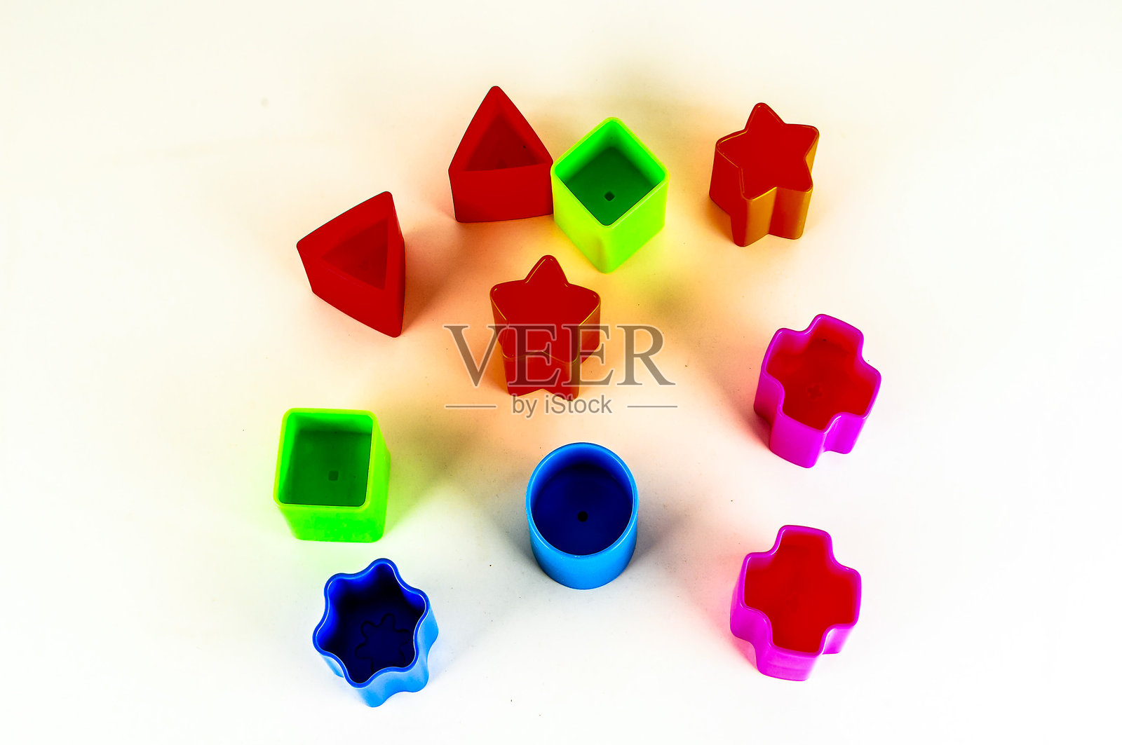 五颜六色的塑料形状，包括正方形、三角形和星星照片摄影图片