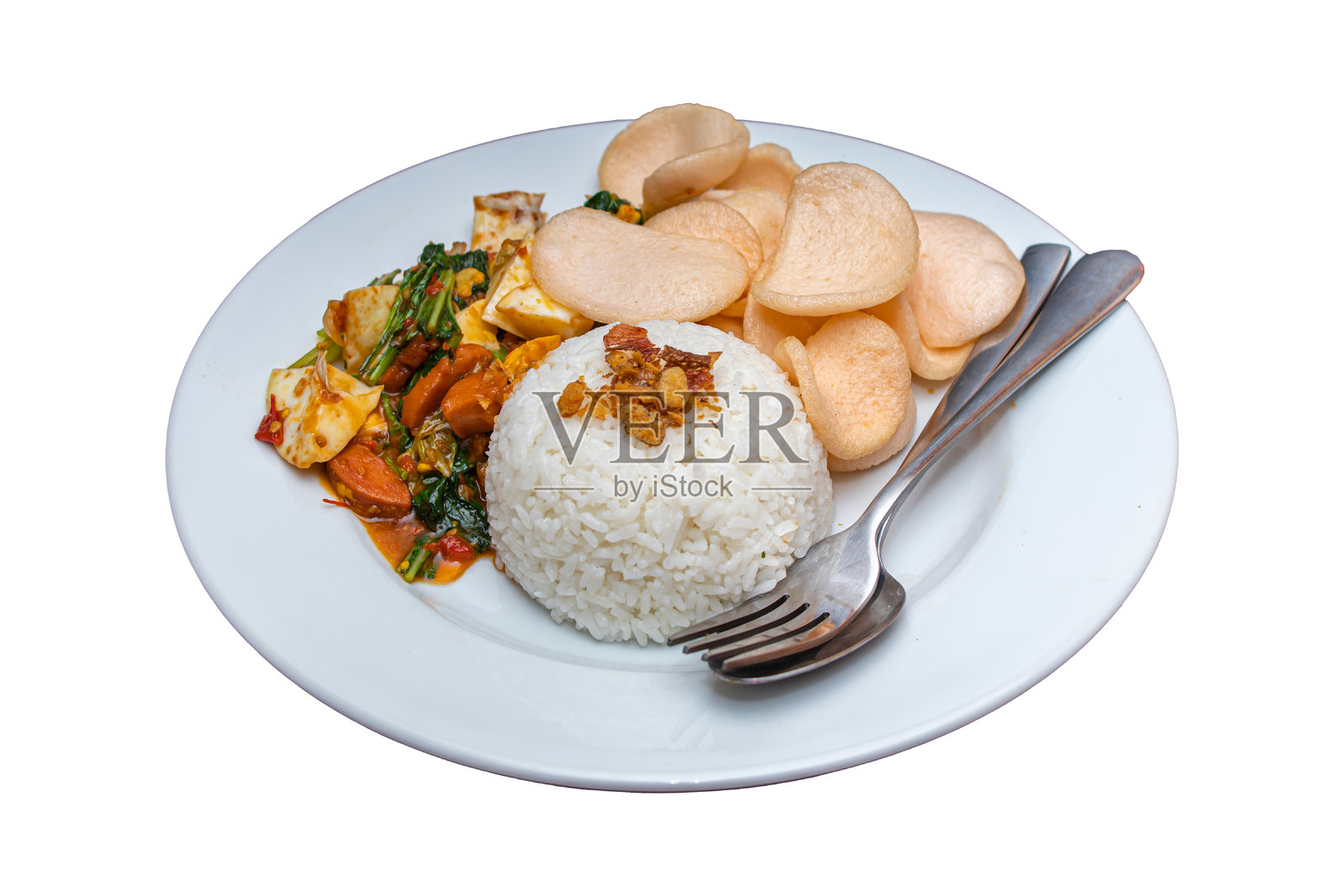 传统印尼午餐，白盘上配有克鲁普克，背景为白色照片摄影图片