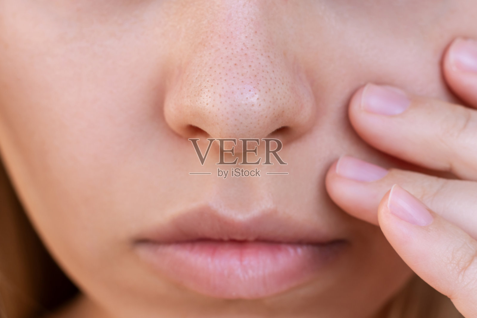 年轻女性鼻子的特写，黑头或黑点。痤疮问题，粉刺。照片摄影图片