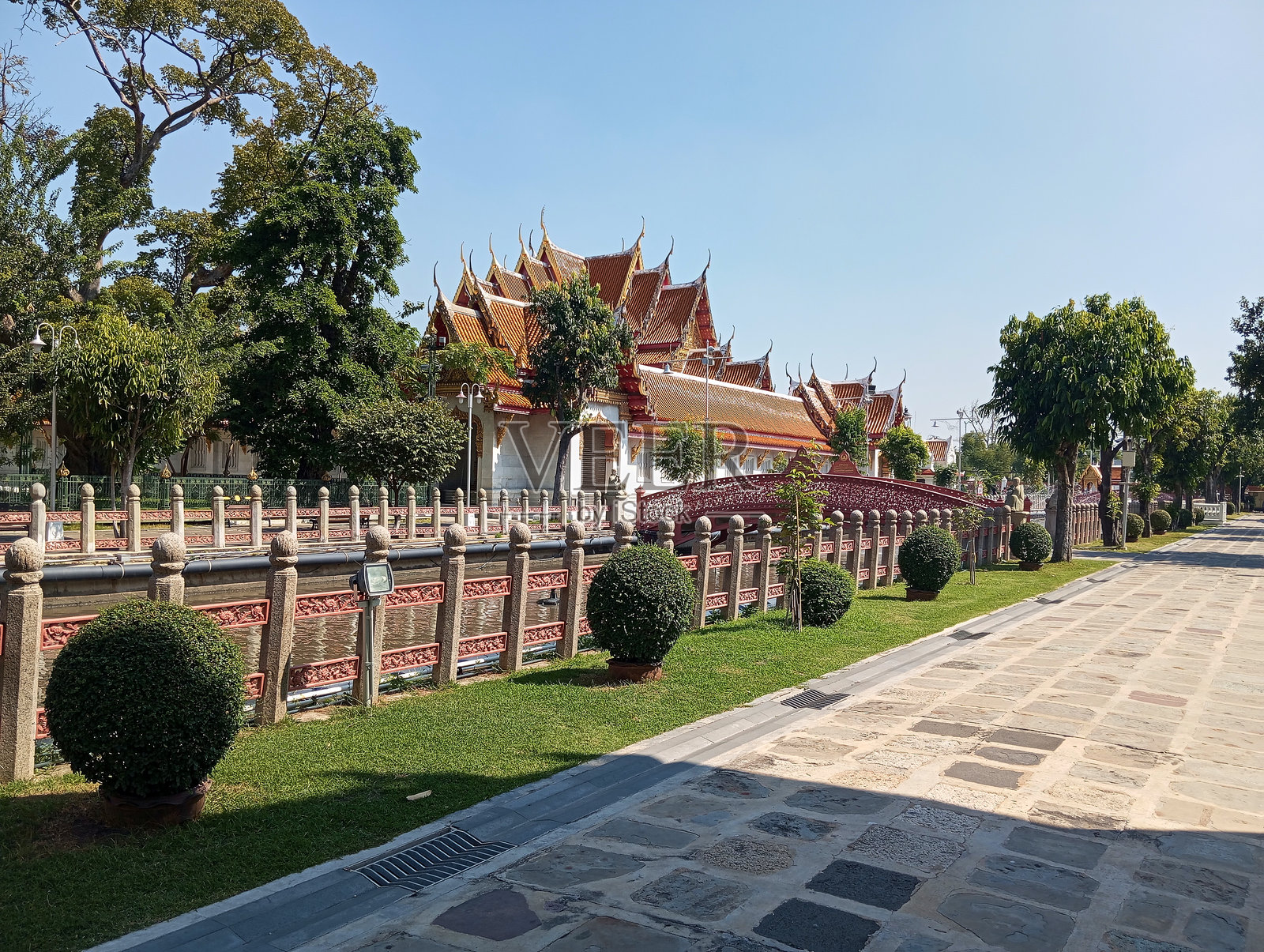 曼谷的班赞博皮寺-泰国-2018年4月15日：一名身份不明的游客在2018年4月15日于曼谷的班赞博皮寺。照片摄影图片