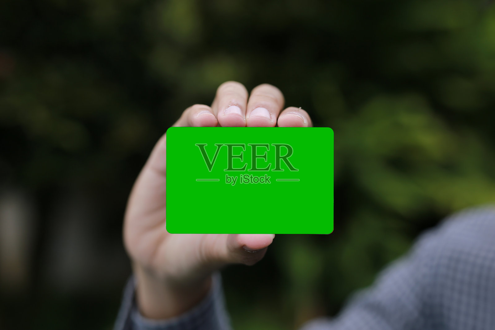 男子展示空白的绿色卡片照片摄影图片