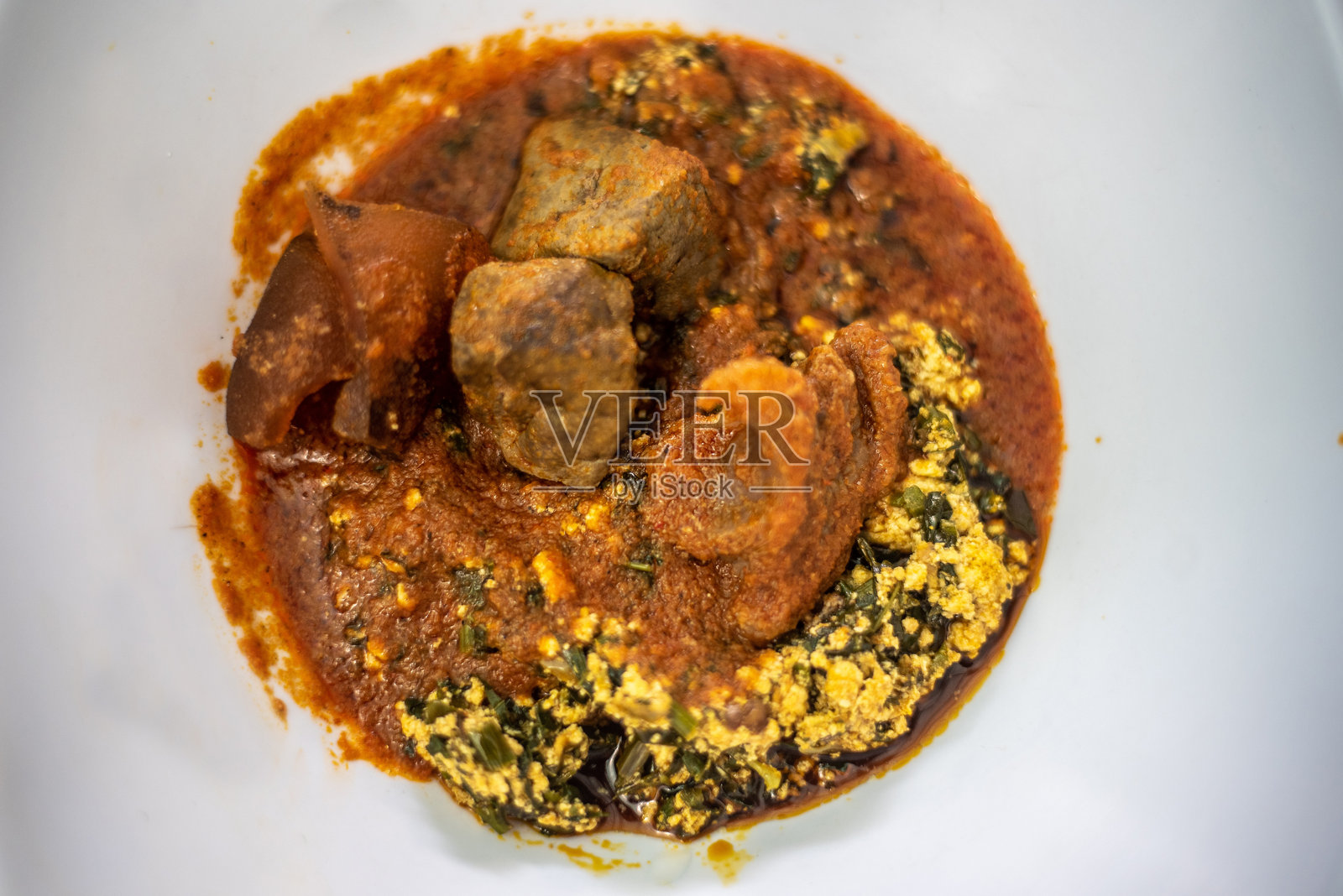 肝脏和番茄的蔬菜汤和炖菜照片摄影图片