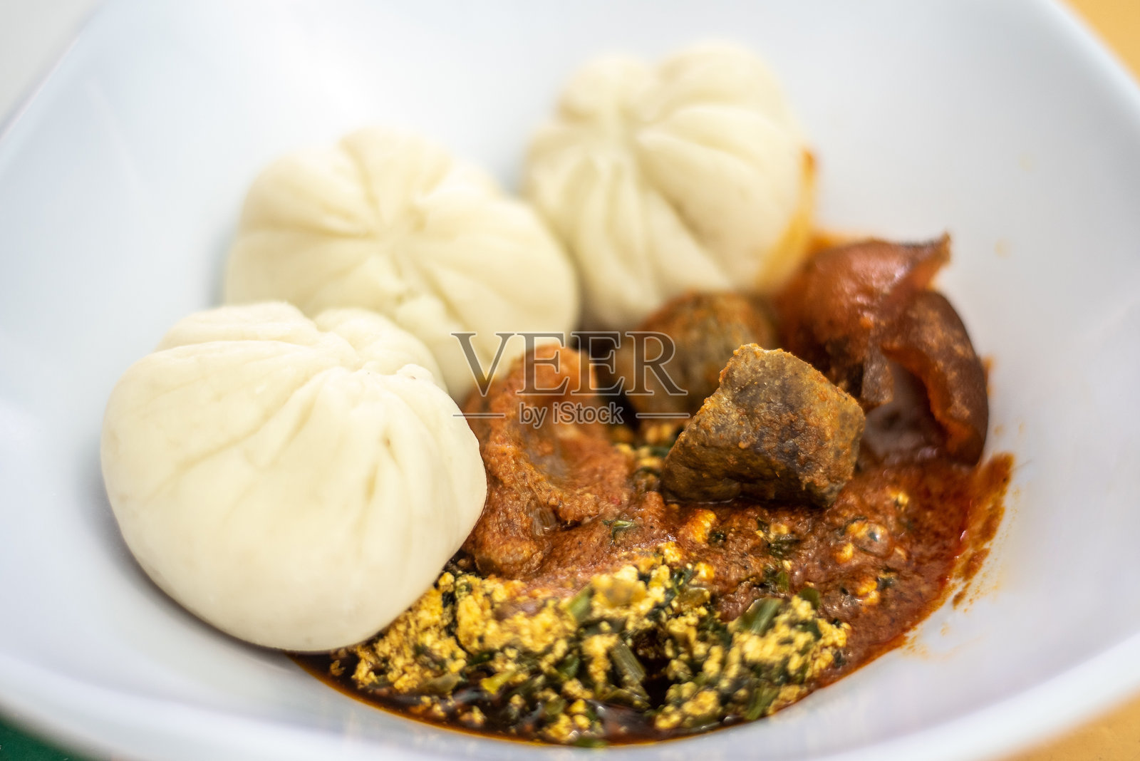 捣碎的山药、蔬菜汤和配有肝脏和牛肚的炖菜照片摄影图片