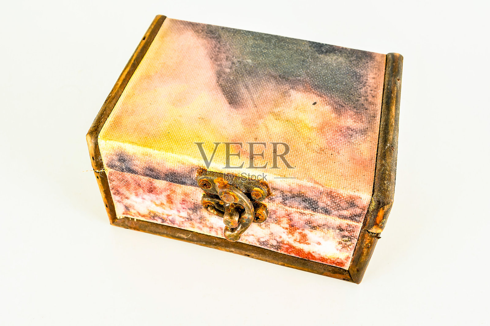 一个带有黄色和棕色图案的木盒子放在白色背景上照片摄影图片