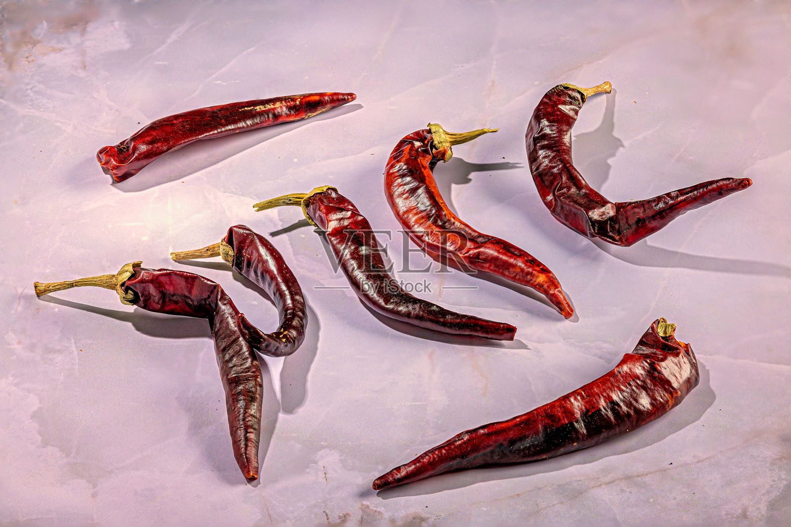 各种干辣椒用于调味菜肴照片摄影图片