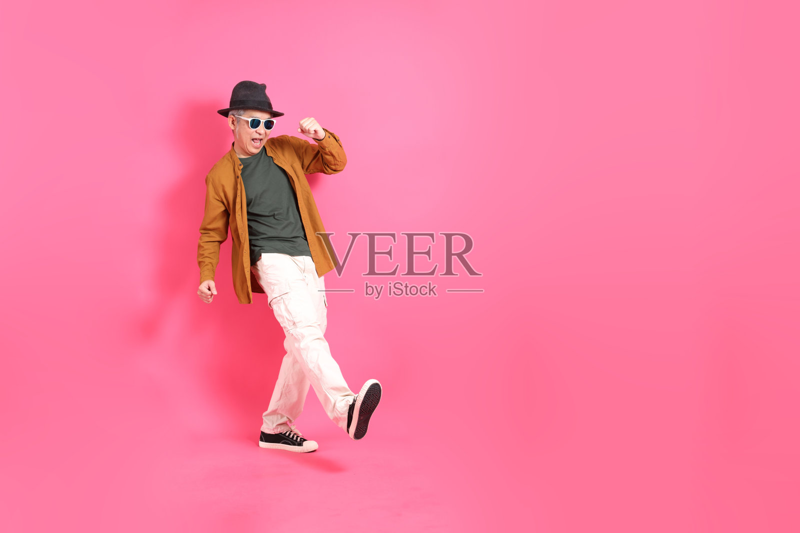 活跃的老年男性照片摄影图片