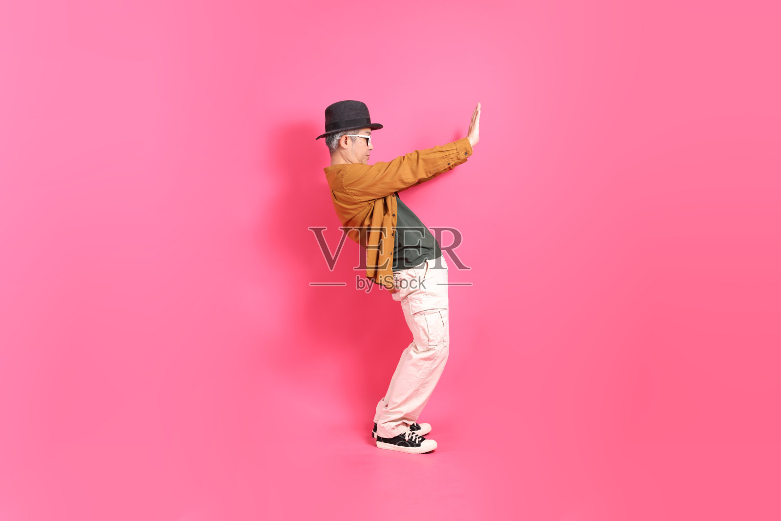 活跃的老年男性照片摄影图片