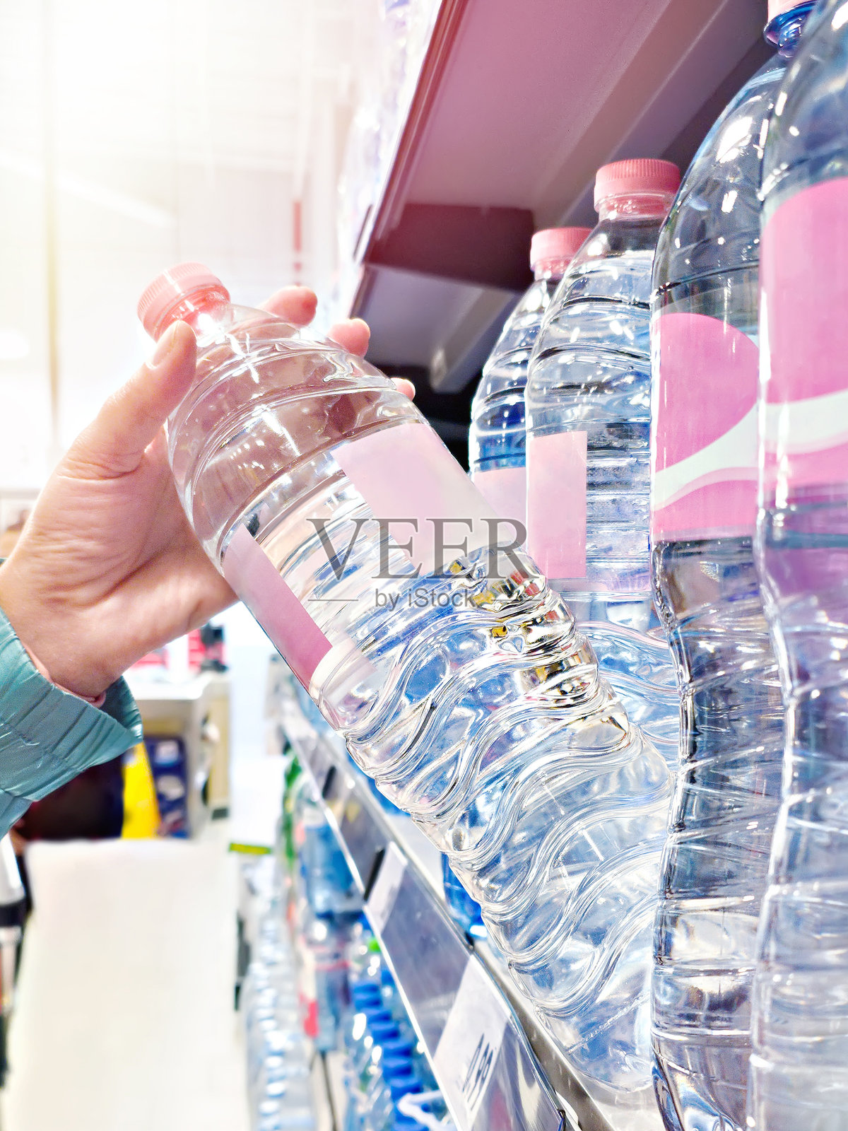 手中拿着一瓶饮用水照片摄影图片