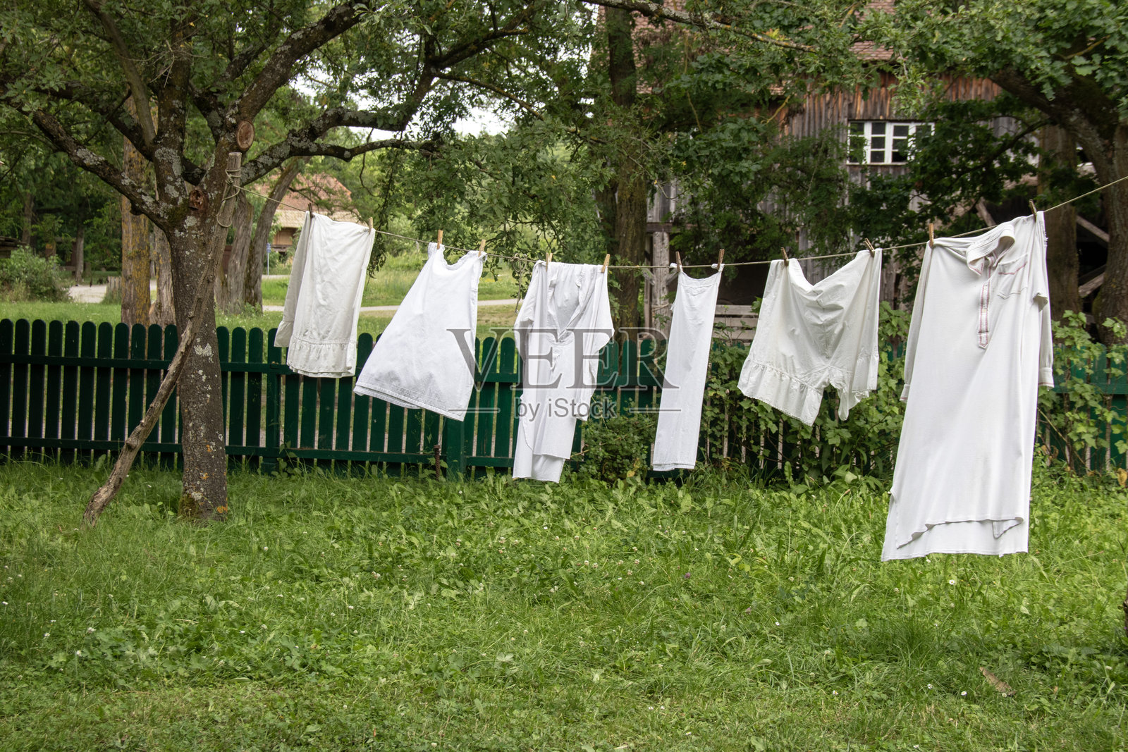 老式晾衣服照片摄影图片