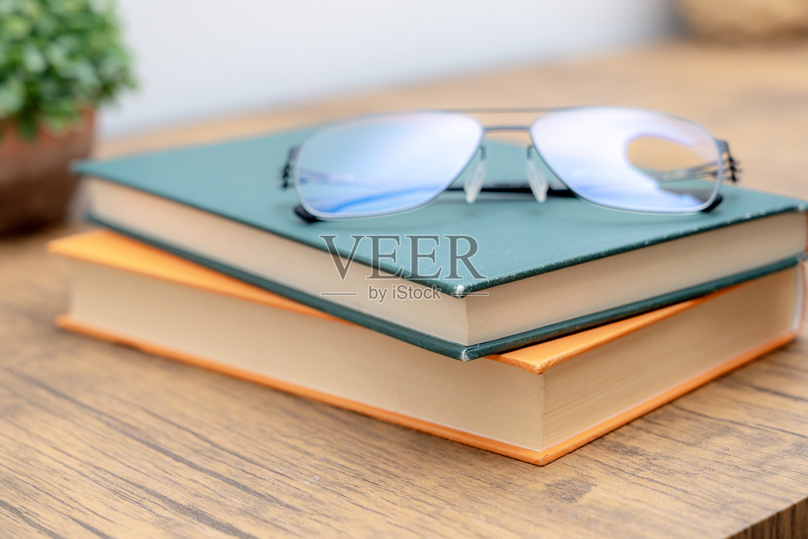 桌子上的眼镜和书籍照片摄影图片