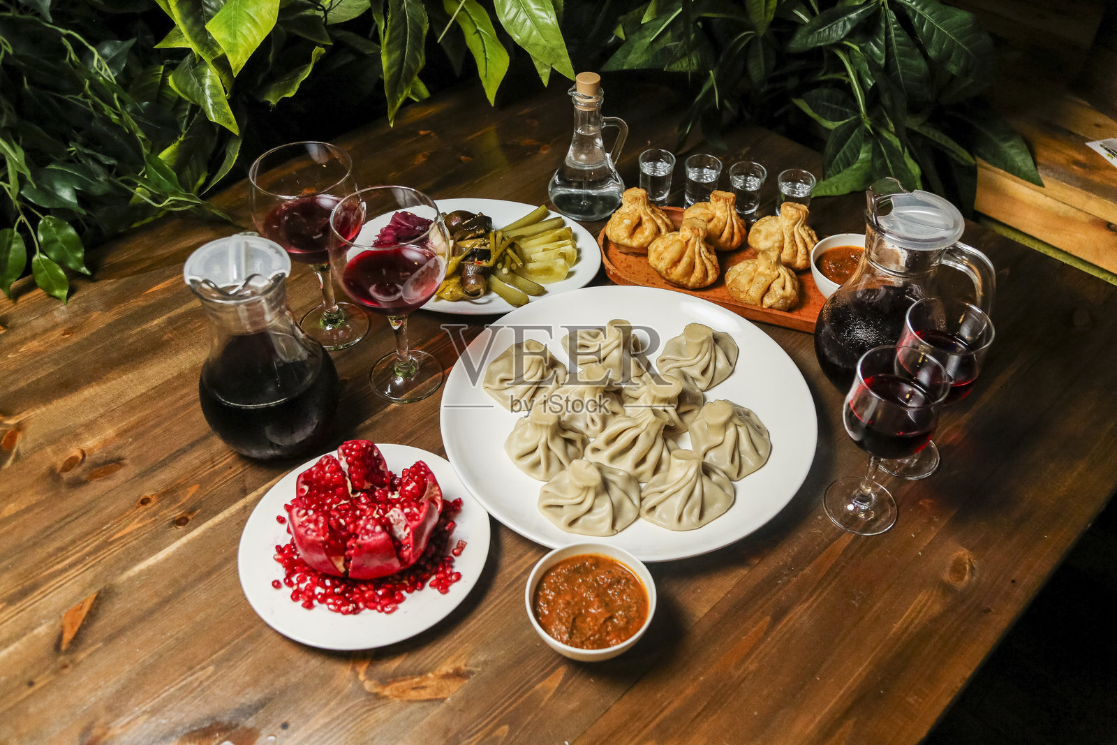 美味的格鲁吉亚盛宴，包含欣克利和各种饮品照片摄影图片