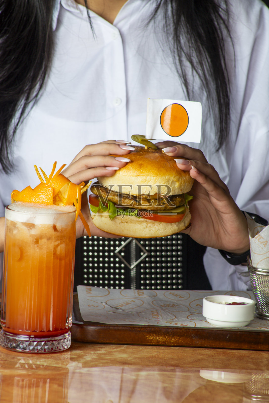 美味的汉堡和清爽的饮料在充满活力的餐厅中供应照片摄影图片