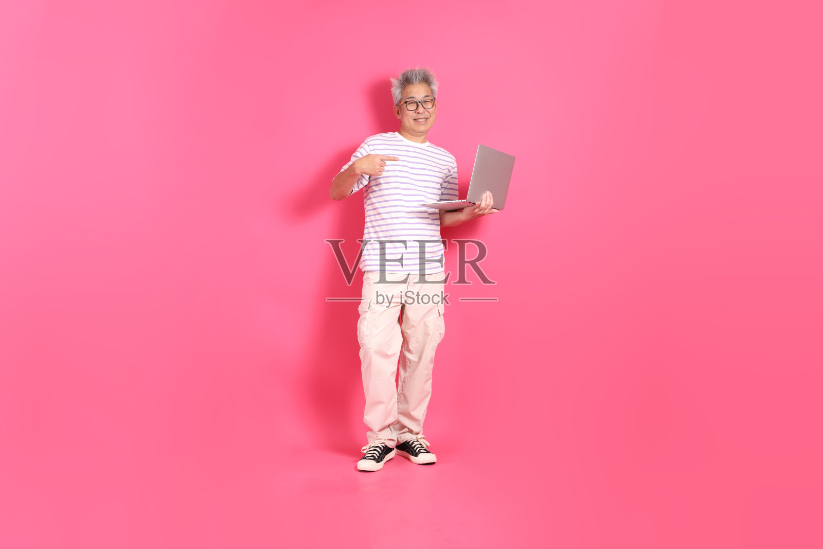 活跃的老年男性照片摄影图片