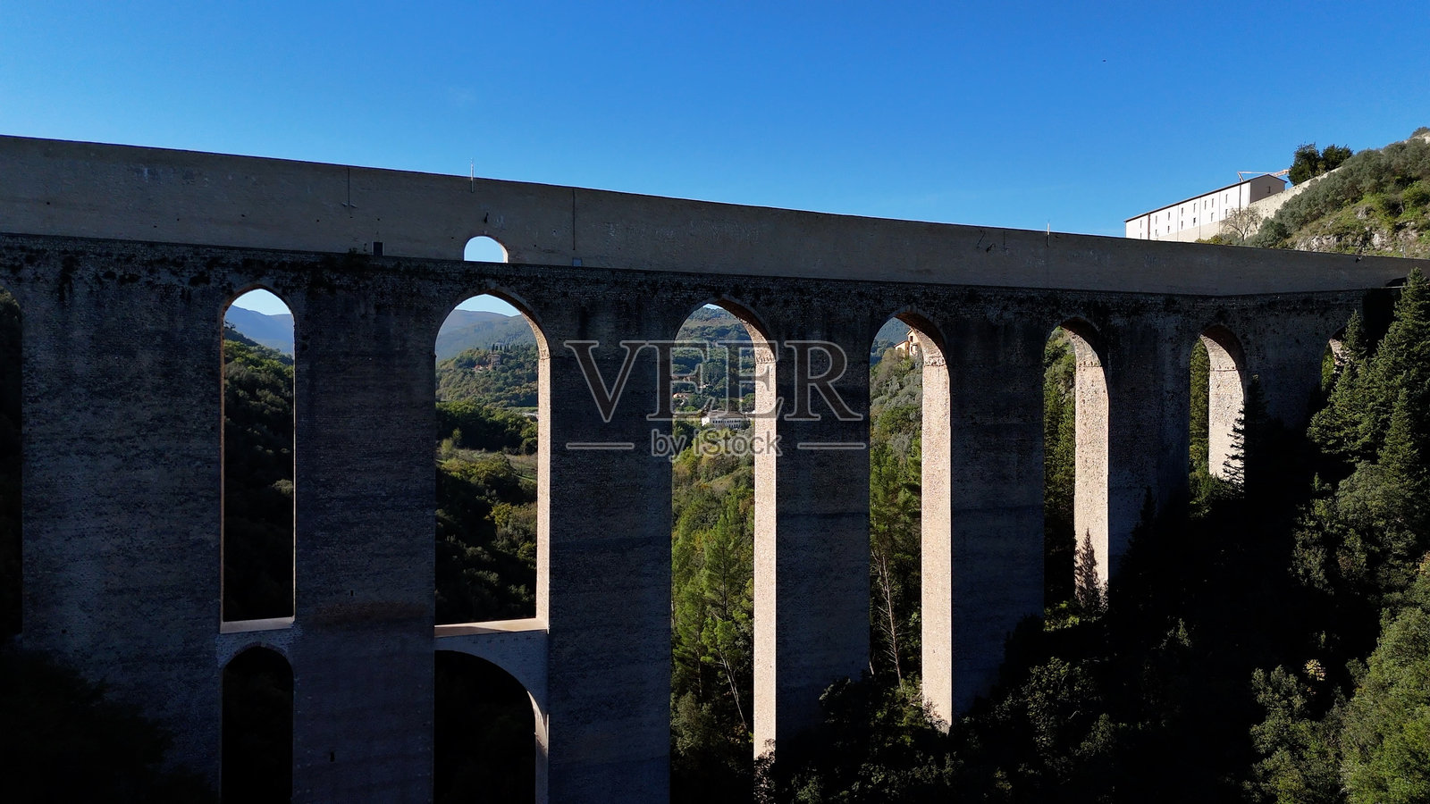 托里桥。意大利翁布里亚州斯波莱托。照片摄影图片