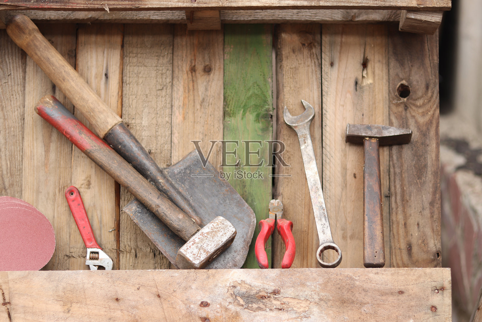 旧手工具放在木板背景上照片摄影图片