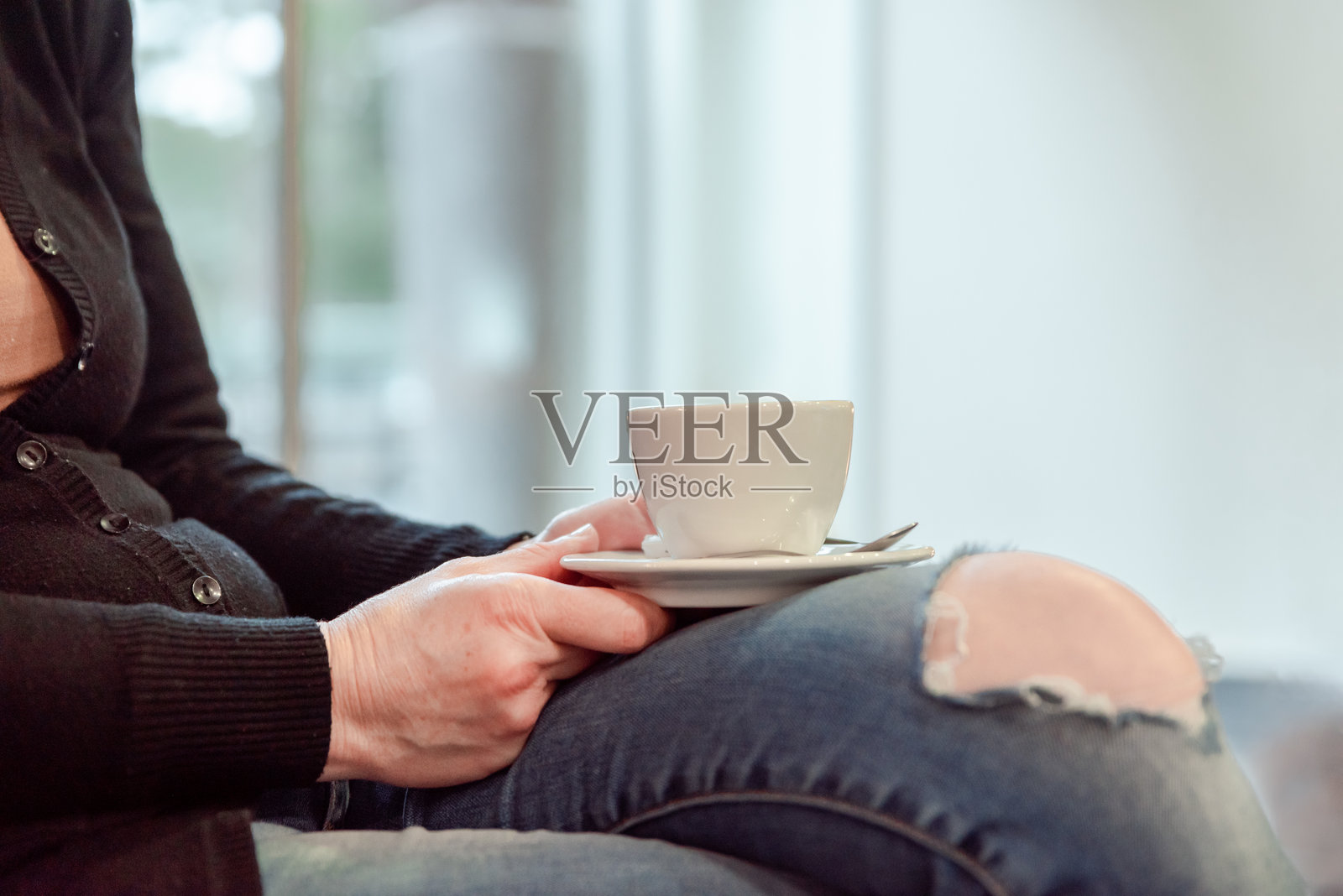 舒适的成熟的女性在酒店大堂喝咖啡照片摄影图片