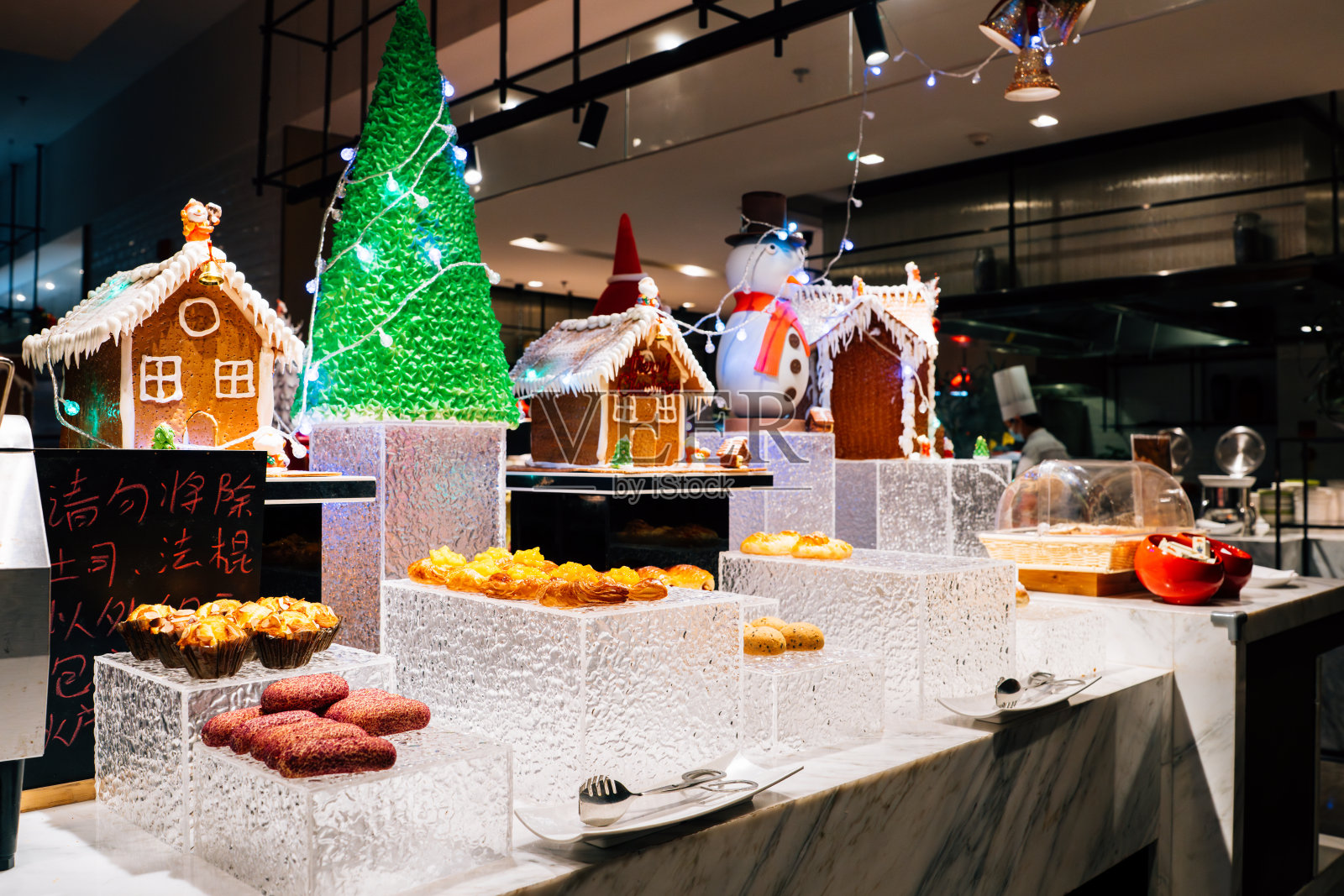 餐厅里的各种甜甜圈、松饼、焦糖布丁和蛋糕。照片摄影图片