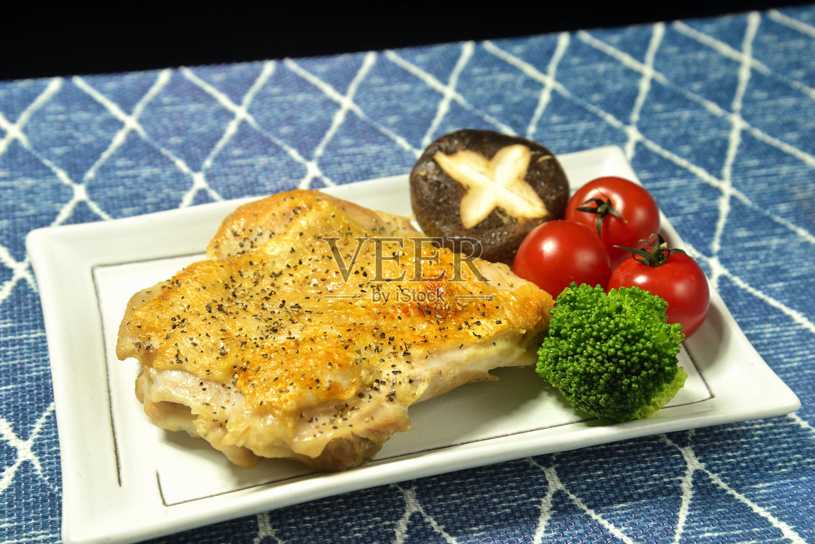 盘子上的鸡排和蔬菜照片摄影图片