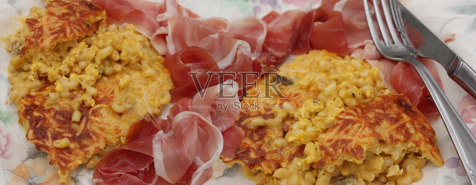 鸡蛋和贝壳意大利面烤菜，配生火腿片照片摄影图片