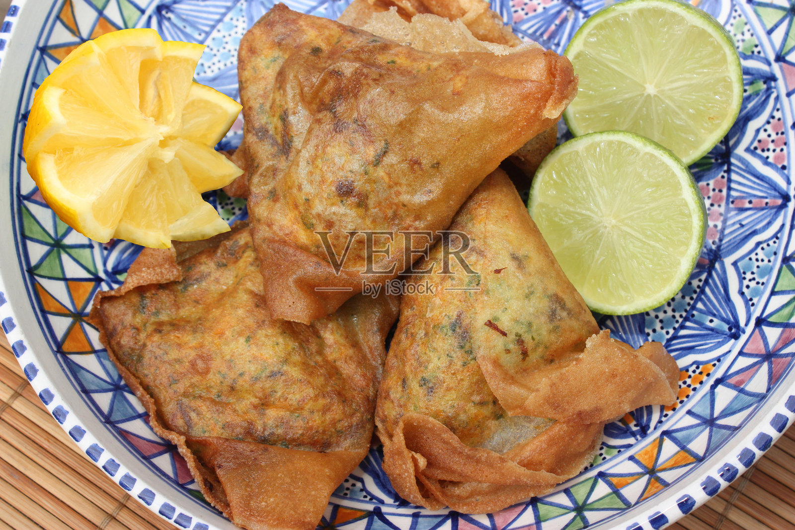 土豆泥和调味牛肉末填充的砖块，配以调料和香草，中东美食，油炸食品照片摄影图片