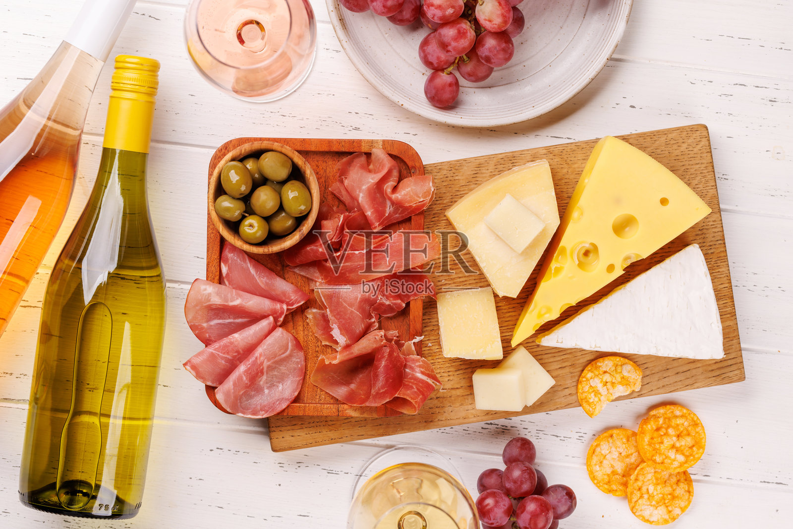 美味的奶酪、鲜葡萄、意大利熏火腿和葡萄酒的精美拼盘照片摄影图片