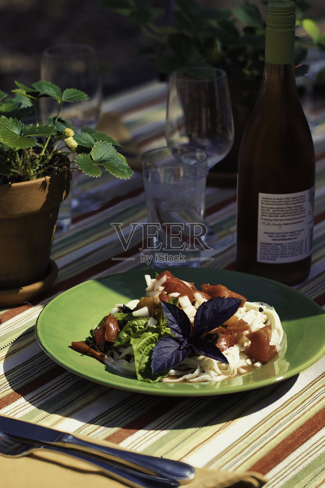 桌子上的食物特写照片摄影图片