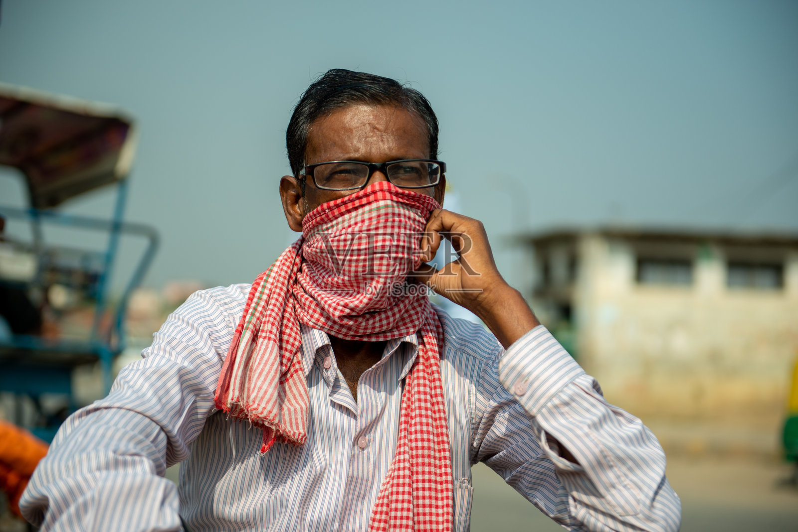 在公交车站等候的外来务工人员照片摄影图片