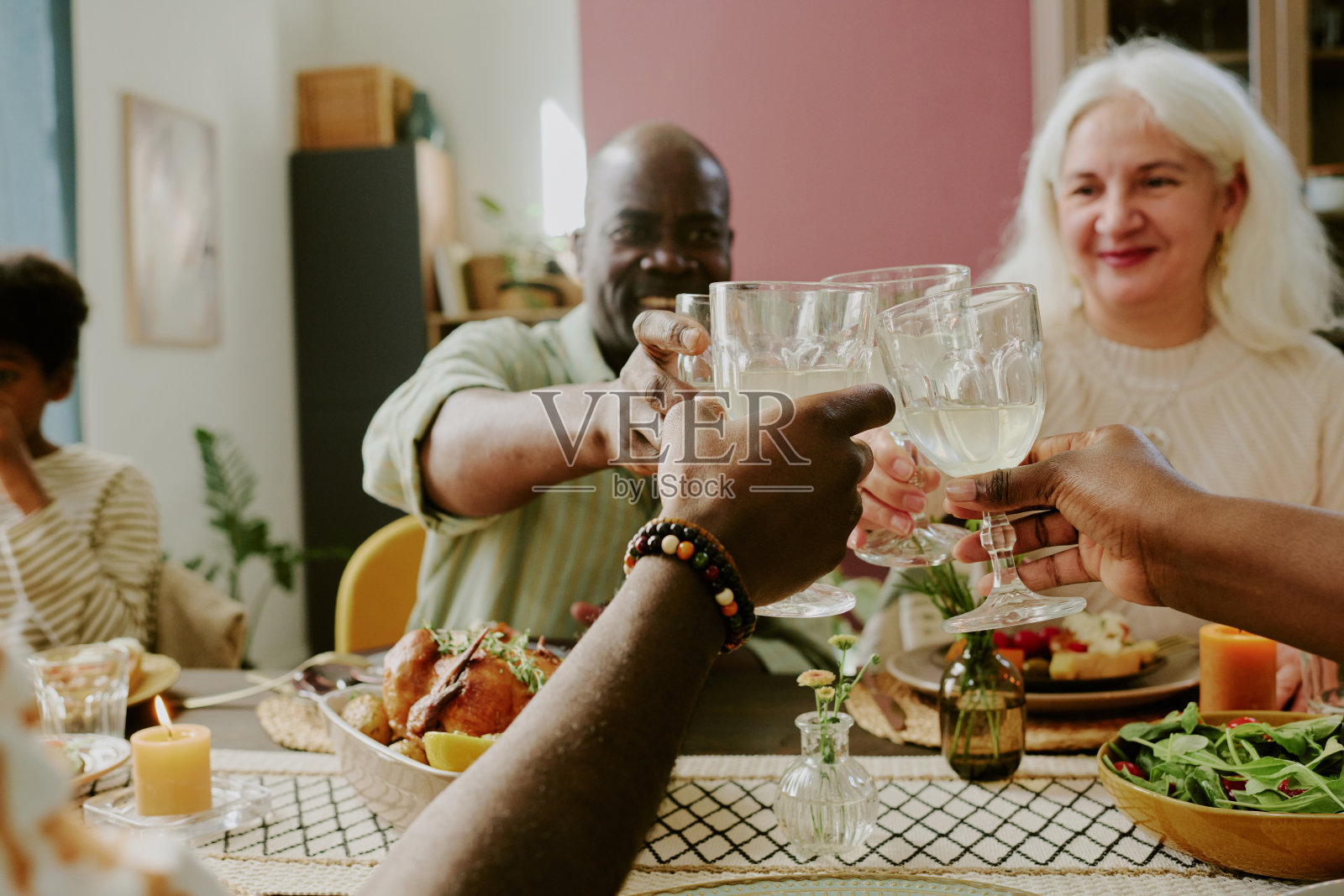 一个无法辨认的男人与他的父母碰杯照片摄影图片