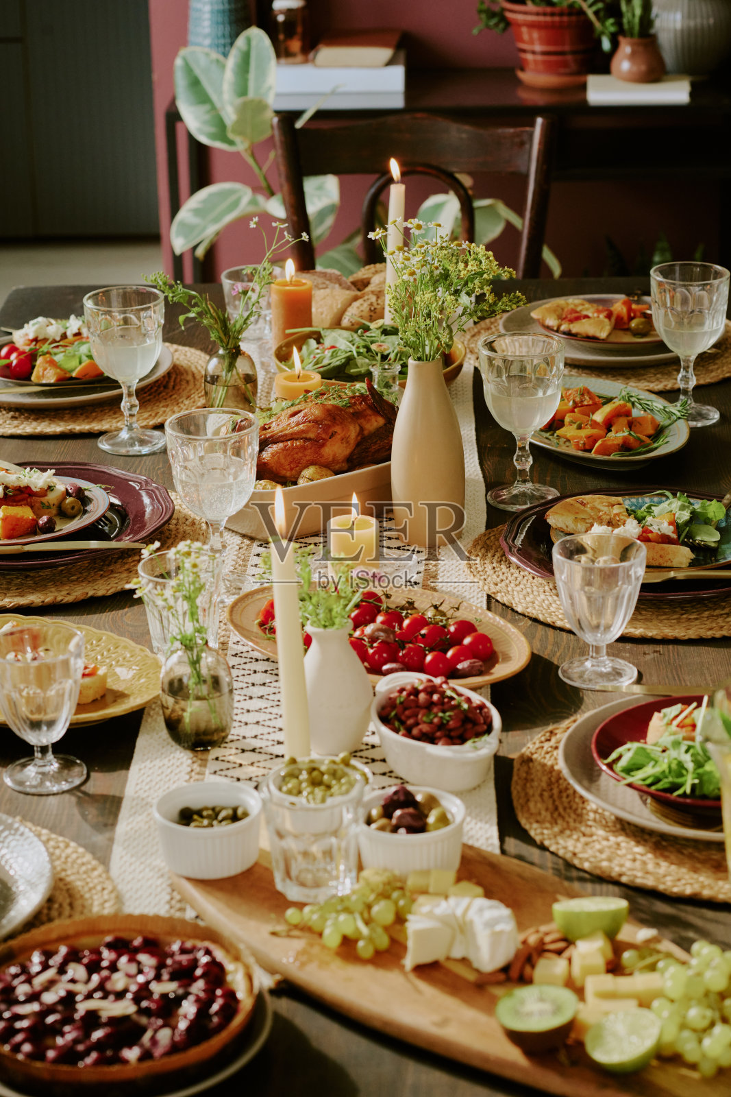 节日餐桌上的美食照片摄影图片