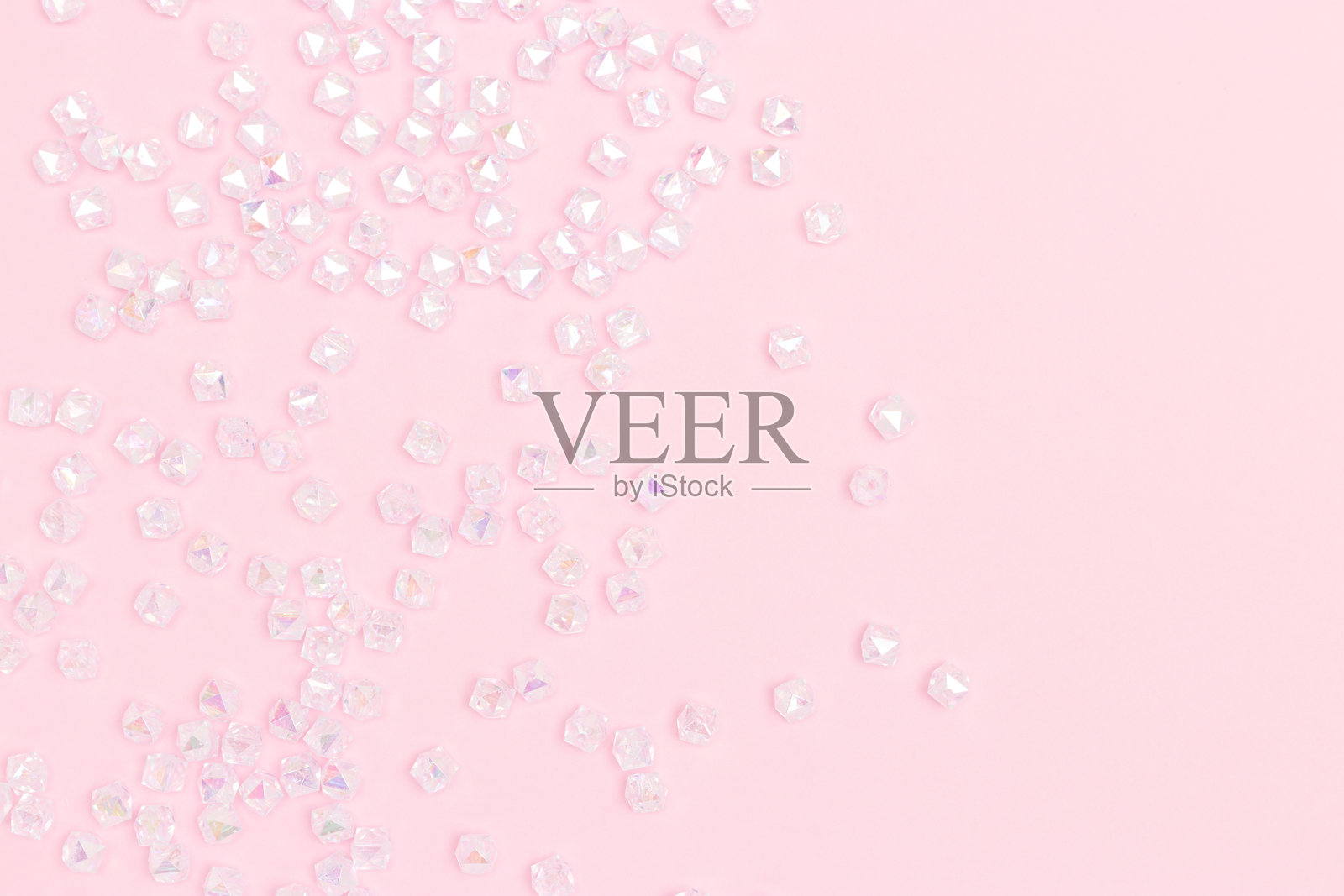 彩色光泽的亚克力珠子，留有空白空间。照片摄影图片