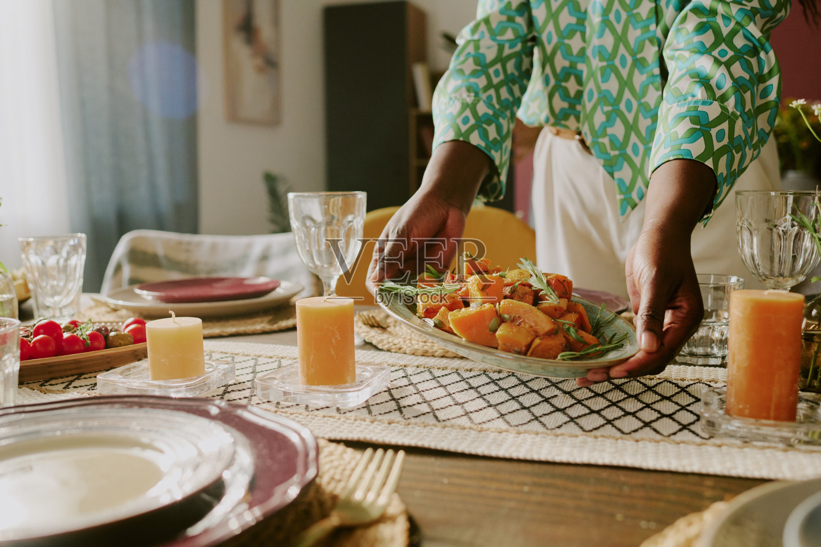 女性手中拿着烤土豆的盘子照片摄影图片