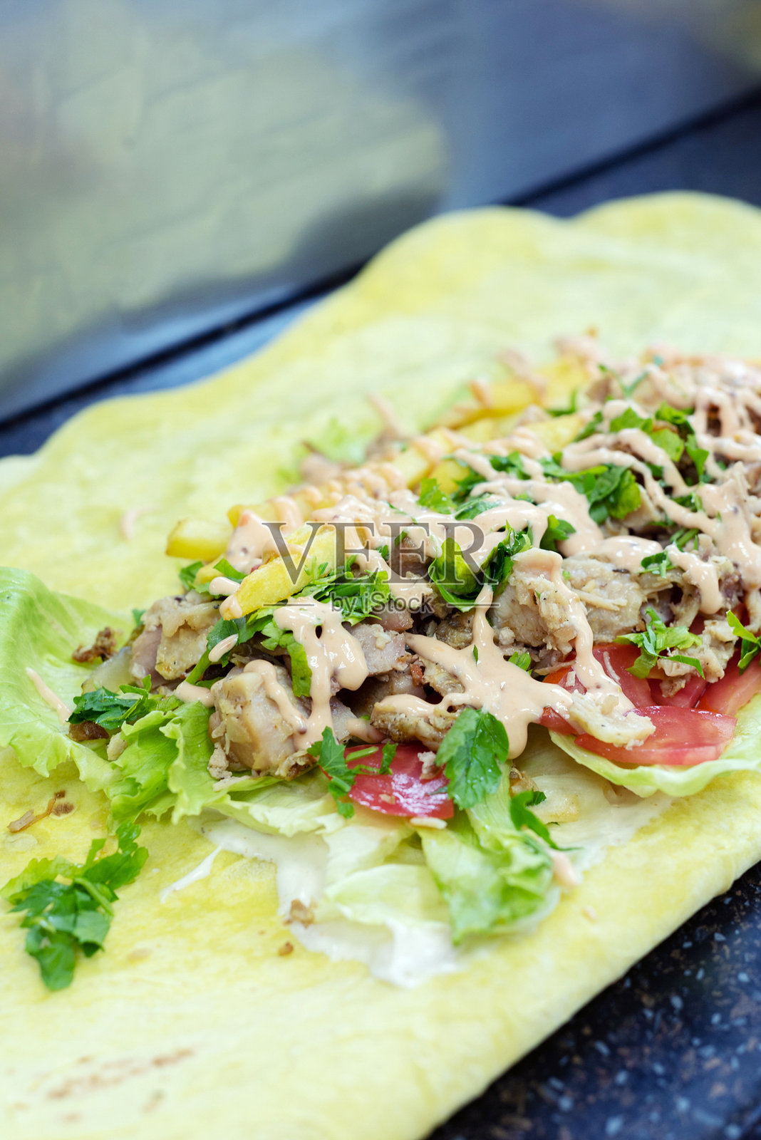 食物，餐点，晚餐，沙拉，盘子，菜肴，蔬菜，肉类，菜系，健康，奶酪，美食，新鲜，美味，碗，午餐，汤，餐厅，鱼，特写，白色，开胃菜，早餐，熟食，绿色照片摄影图片