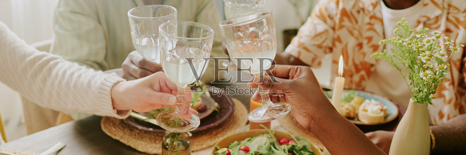 手持抛光眼镜的头部特写照片摄影图片