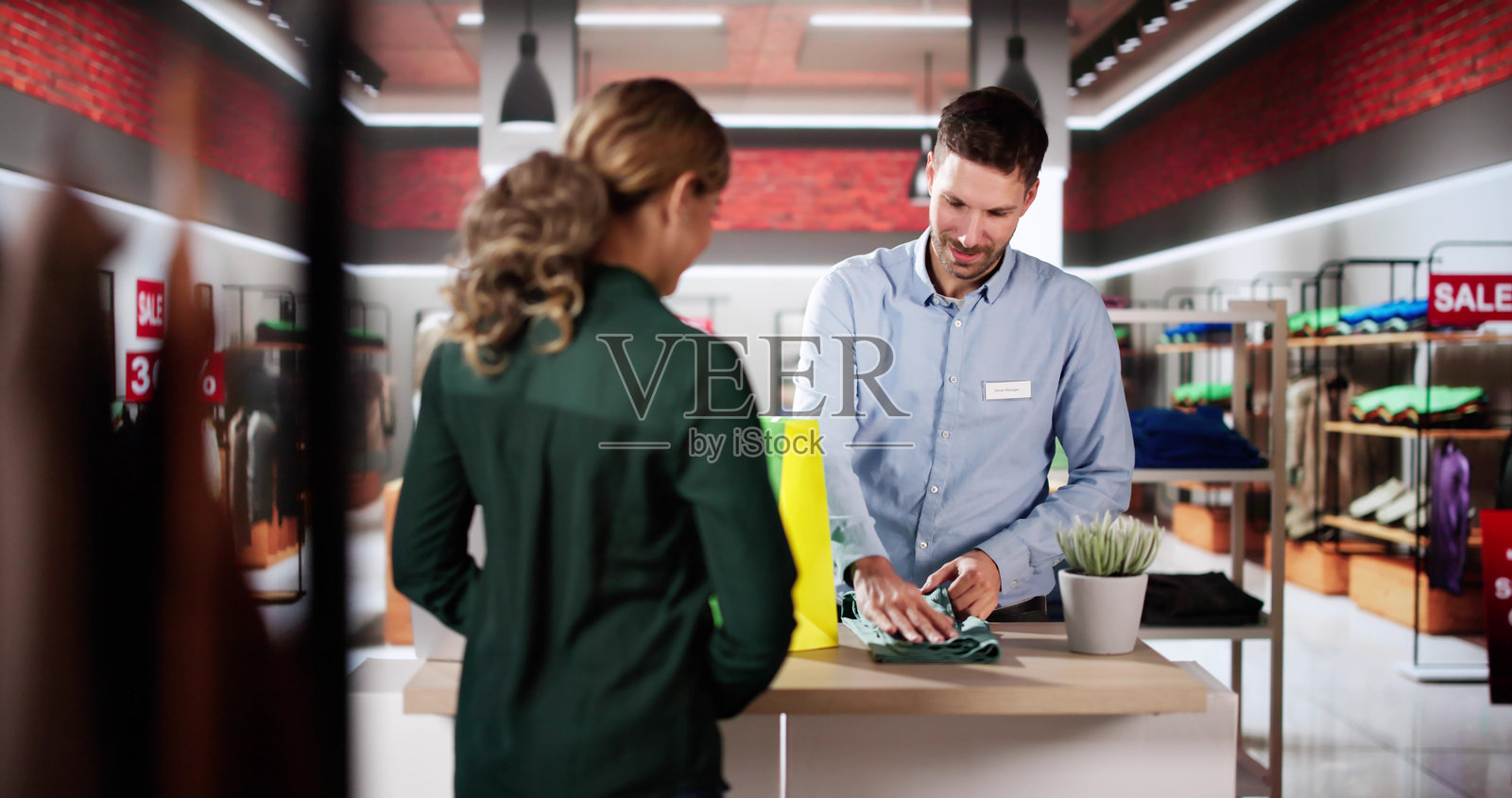 服装店收银员零售助理照片摄影图片