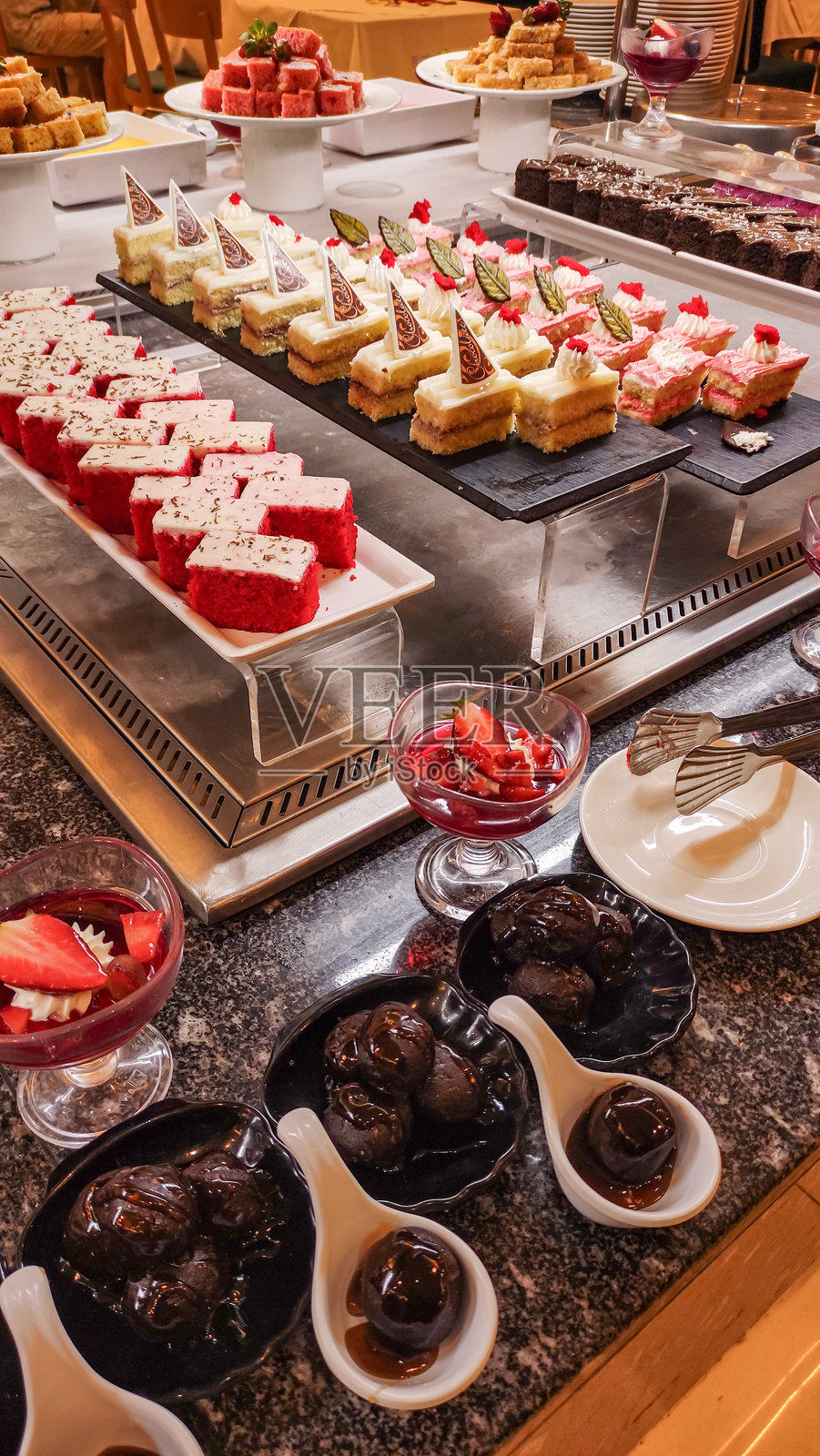 美味的甜点在马萨阿拉姆度假村的自助餐桌上展示，吸引着客人们。照片摄影图片