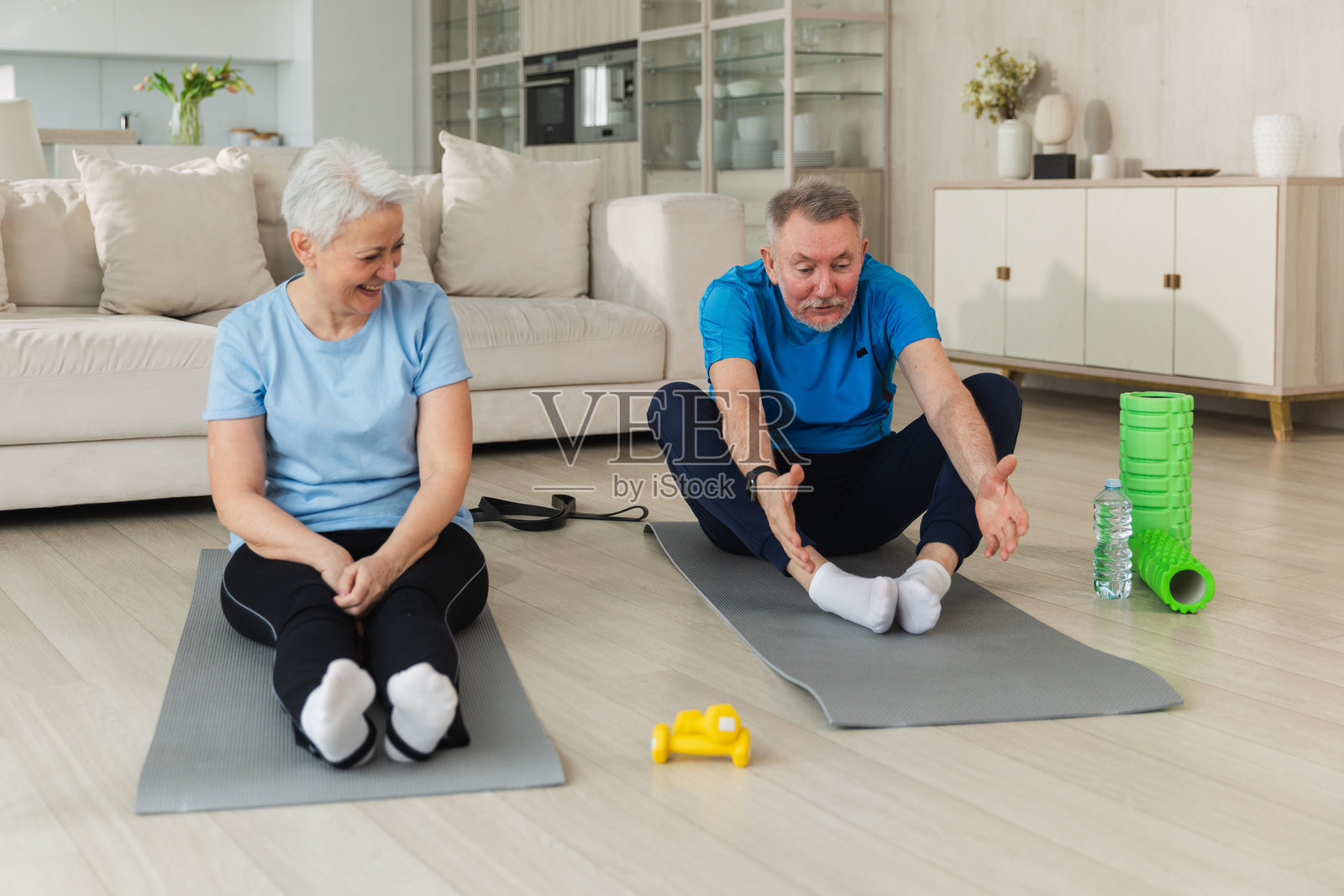 健身训练。成熟健康的老年夫妇在家进行运动锻炼。中年夫妻正在进行训练锻炼。健康护理，健康生活方式。老年人康复锻炼。照片摄影图片