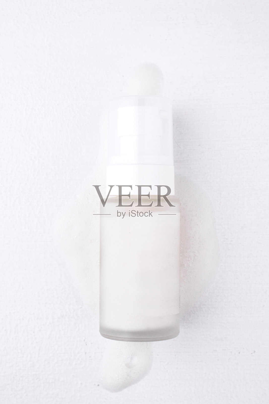 在干净的背景下，发现一款充满活力的护肤程序，搭配光滑的白色瓶子照片摄影图片