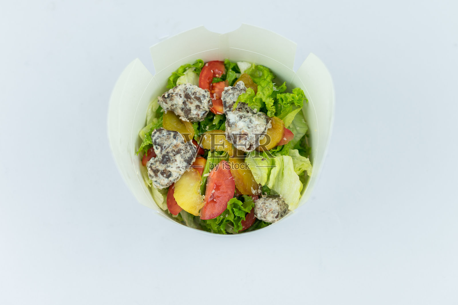 奶油酱拌肝脏沙拉，配黄瓜、西红柿、冰山生菜、桃子和意大利面包棒，放在灰色背景上的白色盒子里，孤立展示。照片摄影图片