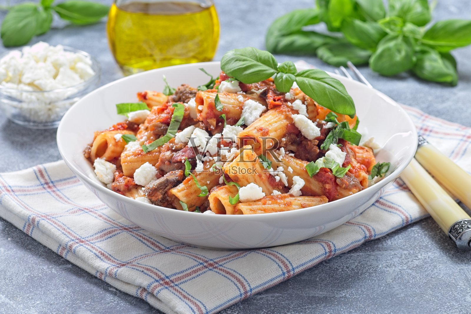 茄子番茄意大利通心粉，配以罗勒和咸ricotta，横向摆放照片摄影图片