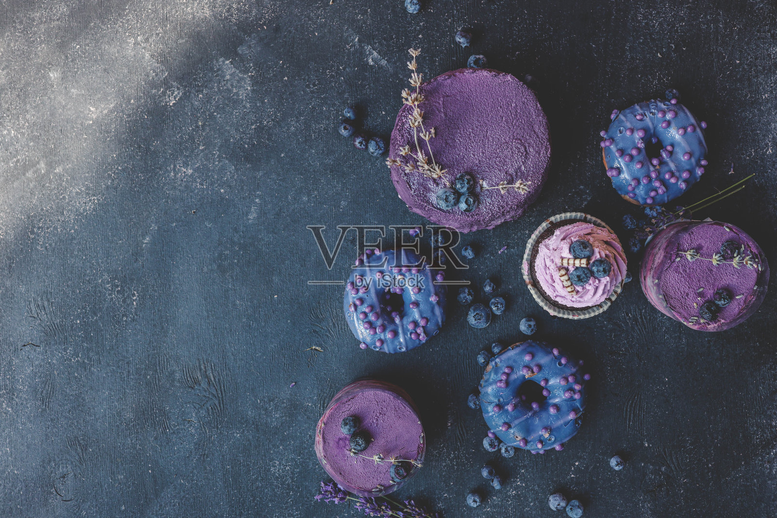 蛋糕、杯子蛋糕和甜甜圈的俯视图，背景照片摄影图片