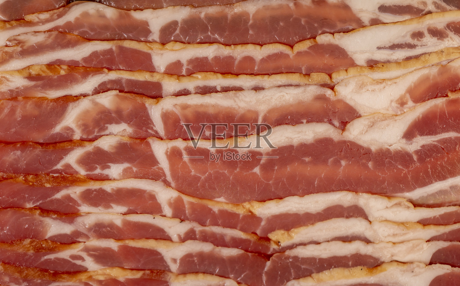 新鲜薄切猪肉培根，带有肉质和培根风味照片摄影图片