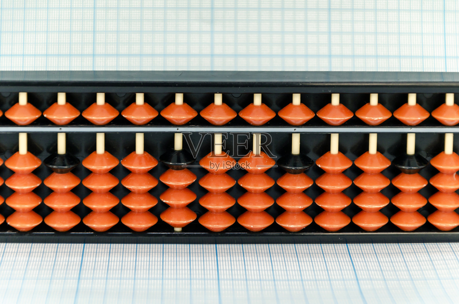 在浅蓝色格子背景上的算盘进行心算。留有文本空间。照片摄影图片