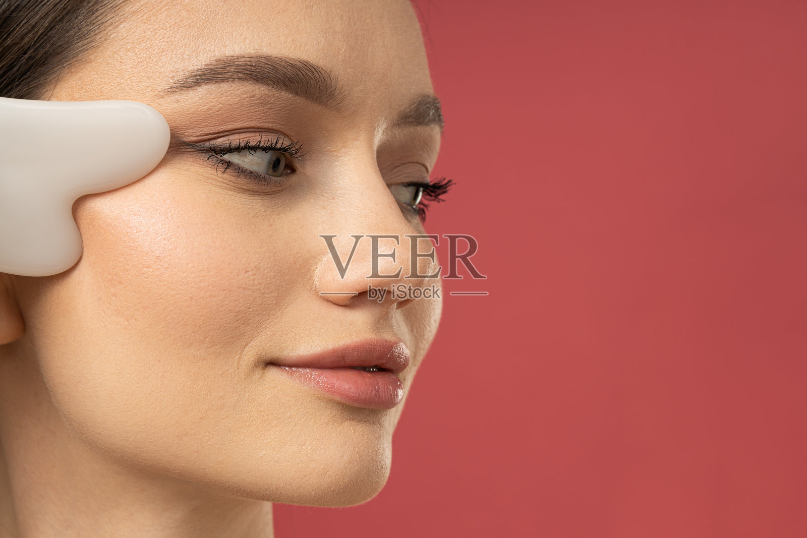 美的概念、面部护理和护肤与年轻美丽的女性照片摄影图片