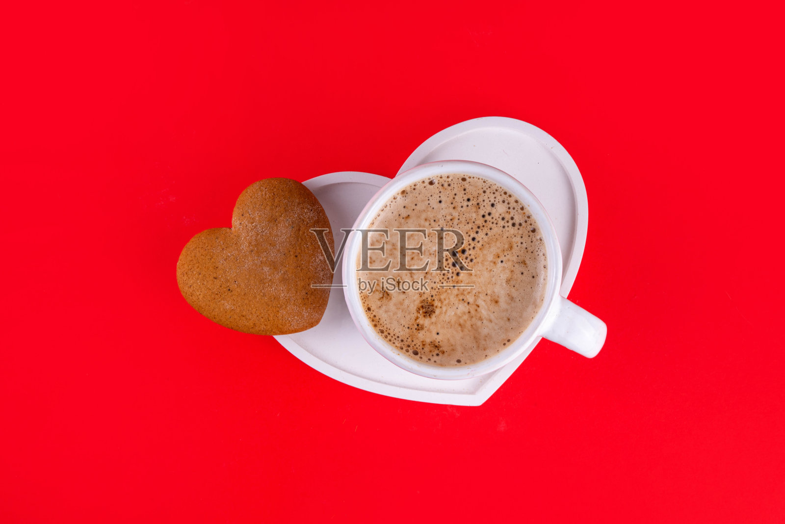 情人节背景，配有巧克力和咖啡杯照片摄影图片